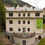 Der in Berlin lebende Künstler Michael Conrads residierte 2014 als Stipendiat im Wasserkraftwerk, wo er unter anderem die Glasbox einer Marmorskulptur aus der NS-Zeit als "Leinwand" benutzt hat.