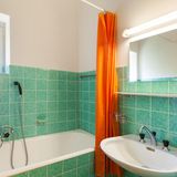 Tropfende Wasserhähne muss ein Mieter selbst reparieren. Als Faustformel gilt bei der Kleinreparaturklausel: Der Mieter kümmert sich um Dinge, die er auch anfassen kann. Also Schalter, Armaturen oder Wasserhähne. Einen Spülkasten muss er nicht reparieren. Die Klausel ist nur dann wirksam, wenn ein Jahreshöchstbetrag und eine Obergrenze für die Reparatur (100 Euro) aufgeführt werden.