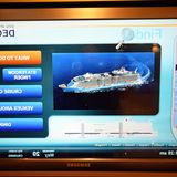 Die erste Überraschung: Die Orientierung ist denkbar einfach. Trotz der Größe des Schiffes mit 18 Decks wirkt die "Allure" alles andere als labyrinthisch. Ich finde mich sofort intuitiv zurecht. Zwei kombinierte Fahrstuhl- und Treppenhäuser in Bug und Heck erleichtern den Ebenenwechsel. Wer seine Kabine nicht sofort findet, gibt auf einem der Bildschirme einfach seine Kabinennummer ein und bekommt den Weg digital gewiesen.