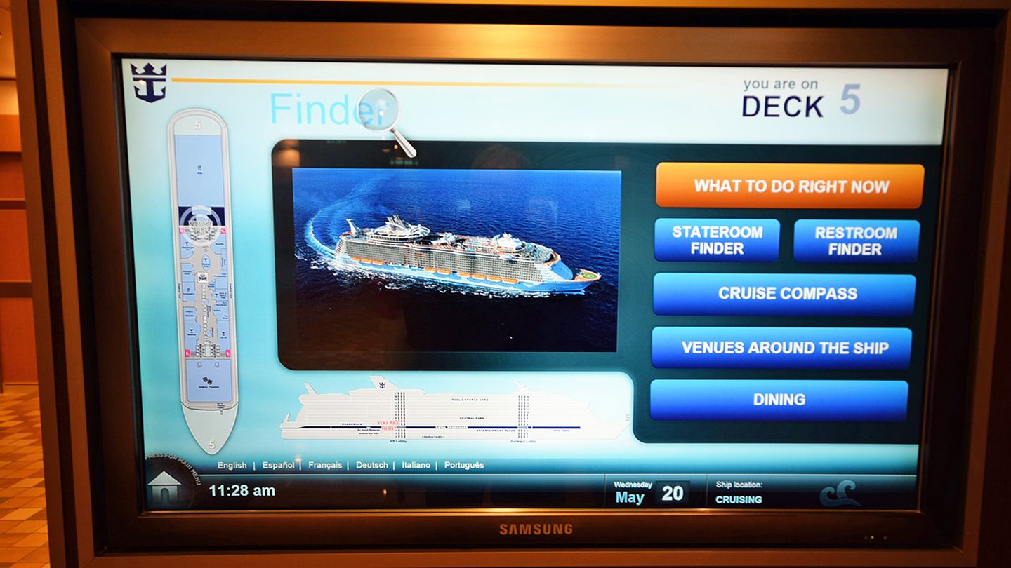 An Bord der "Allure of the Seas": Die erste Überraschung: Die Orientierung ist denkbar einfach. Trotz der Größe des Schiffes mit 18 Decks wirkt die "Allure" alles andere als labyrinthisch. Ich finde mich sofort intuitiv zurecht. Zwei kombinierte Fahrstuhl- und Treppenhäuser in Bug und Heck erleichtern den Ebenenwechsel. Wer seine Kabine nicht sofort findet, gibt auf einem der Bildschirme einfach seine Kabinennummer ein und bekommt den Weg digital gewiesen. Die erste Überraschung: Die Orientierung ist denkbar einfach. Trotz der Größe des Schiffes mit 18 Decks wirkt die "Allure" alles andere als labyrinthisch. Ich finde mich sofort intuitiv zurecht. Zwei kombinierte Fahrstuhl- und Treppenhäuser in Bug und Heck erleichtern den Ebenenwechsel. Wer seine Kabine nicht sofort findet, gibt auf einem der Bildschirme einfach seine Kabinennummer ein und bekommt den Weg digital gewiesen.