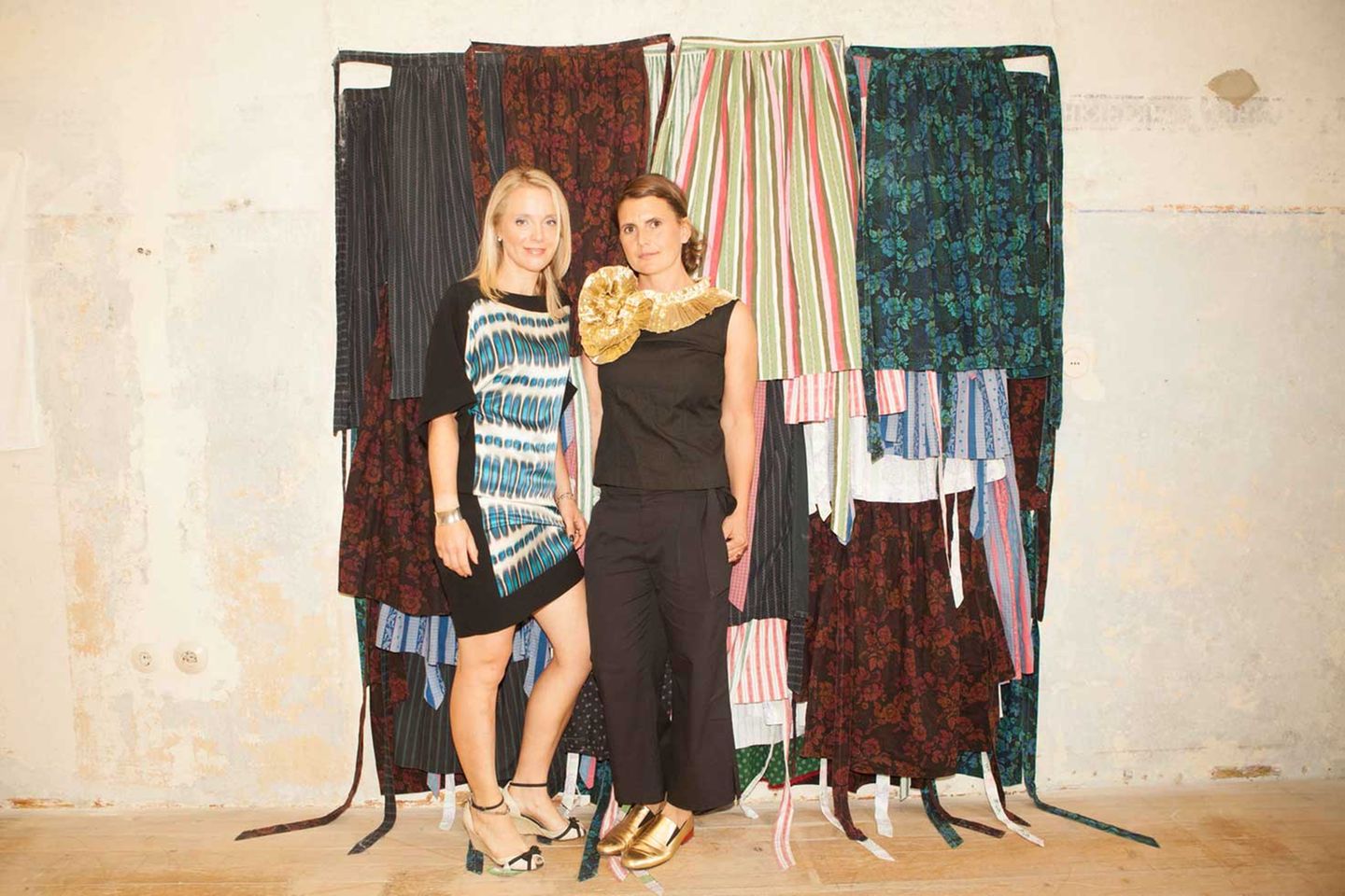 Die Macher von sommer.frische.kunst: Kurdirektorin Doris Höhenwarter und Kunstförderin Andrea von Goetz (r.) vor einer Installation, die die japanische Künstlerin Aiko Tezuka aus Dirndlschürzen kreiert hat.