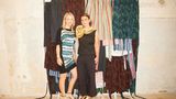 Die Macher von sommer.frische.kunst: Kurdirektorin Doris Höhenwarter und Kunstförderin Andrea von Goetz (r.) vor einer Installation, die die japanische Künstlerin Aiko Tezuka aus Dirndlschürzen kreiert hat.