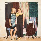 Die Macher von sommer.frische.kunst: Kurdirektorin Doris Höhenwarter und Kunstförderin Andrea von Goetz (r.) vor einer Installation, die die japanische Künstlerin Aiko Tezuka aus Dirndlschürzen kreiert hat.