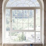 Bekannt ist der konzeptuelle Bildhauer Malte Urbschat für seine aus Alltagsmaterialien erstellten Füchse. 2013 war er Stipendiat in Bad Gastein - und schuf auch dort Füchse, die er "Sissi und Franz" nannte. Sie blicken durchs Panoramafenster ins Tal.