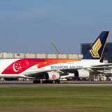 In diesem Jahr begeht Singapur den 50. Geburtstag. Erst 1965 erlangte die Löwenstadt am Äquator ihre vollständige Unabhängigkeit von Großbritannien. Das Jubiläum des südostasiatische Stadtstaates ist Anlass genug für Singapur Airlines, zwei ihrer insgesamt 19 Airbus A380 eine knallrote Sonderlackierung auf dem sonst weißen Rumpf zu verpassen und zwei der vier Triebwerke jeweils mit einem roten Farbklecks und dem Schriftzug "SG50" zu versehen - 50 Jahre Singapur.
