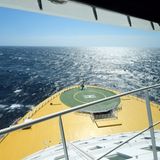 Auf der Brücke mit Blick auf das Vorschiff und den Hubschrauberlandeplatz für Notfälle: Hinter getönten Scheiben glitzert das Meer. Im Kontrast zu dem bunten Unterhaltungsprogramm herrscht hier oben konzentrierte Ruhe.