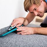 Ein Teppich sieht nach einigen Jahren schon heruntergetreten aus. Doch das muss der Vermieter hinnehmen, diese Abnutzung ist mit der Miete bereits abgegolten. Anders sieht es bei Schäden, wie Flecken und Löchern aus. Hier haftet der Mieter beim Auszug.