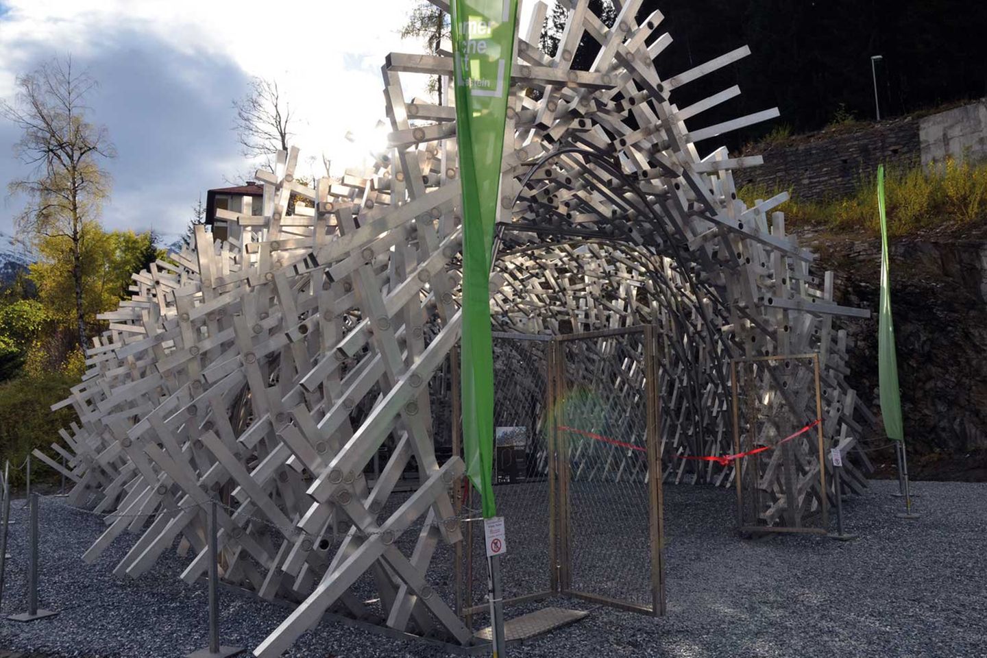 Ab dem 1. August 2015 beherbergt der White Noise Pavillon für einen Monat eine Installation von Gerwald Rockenschaub.