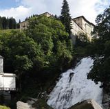 Das Wasserkraftwerk wurde 1914 gebaut und steht inzwischen unter Denkmalschutz. Hier beziehen die Stipendiaten der Kunstresidenz ihre Ateliers. Vier Wochen lang arbeiten sie in unmittelbarer Nachbarschaft des Wasserfalls.