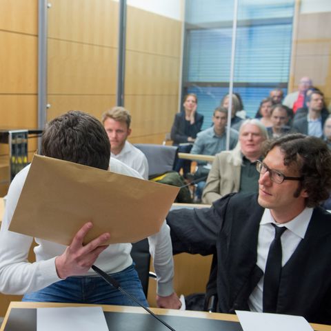 Sanel M. verdeckt während des Tugce-Prozesses im Gerichtssaal sein Gesicht