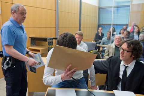 Sanel M. verdeckt während des Tugce-Prozesses im Gerichtssaal sein Gesicht