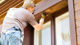 Mieter müssen sich auch darum kümmern, dass Fenster innen regelmäßig frisch lackiert werden. Um die Außenseite der Fenster muss sich hingegen der Vermieter kümmern.