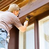 Mieter müssen sich auch darum kümmern, dass Fenster innen regelmäßig frisch lackiert werden. Um die Außenseite der Fenster muss sich hingegen der Vermieter kümmern.