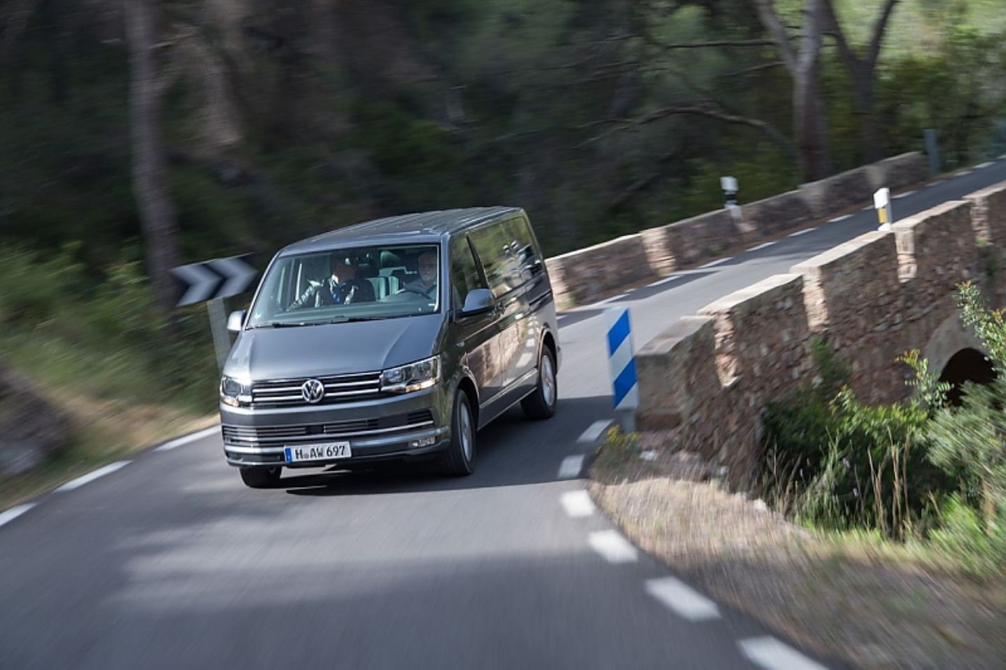 Der Basis-Preis für T6 Multivan mit Handschaltung und 150-PS-Diesel beträgt immerhin 48.999,27 Euro.