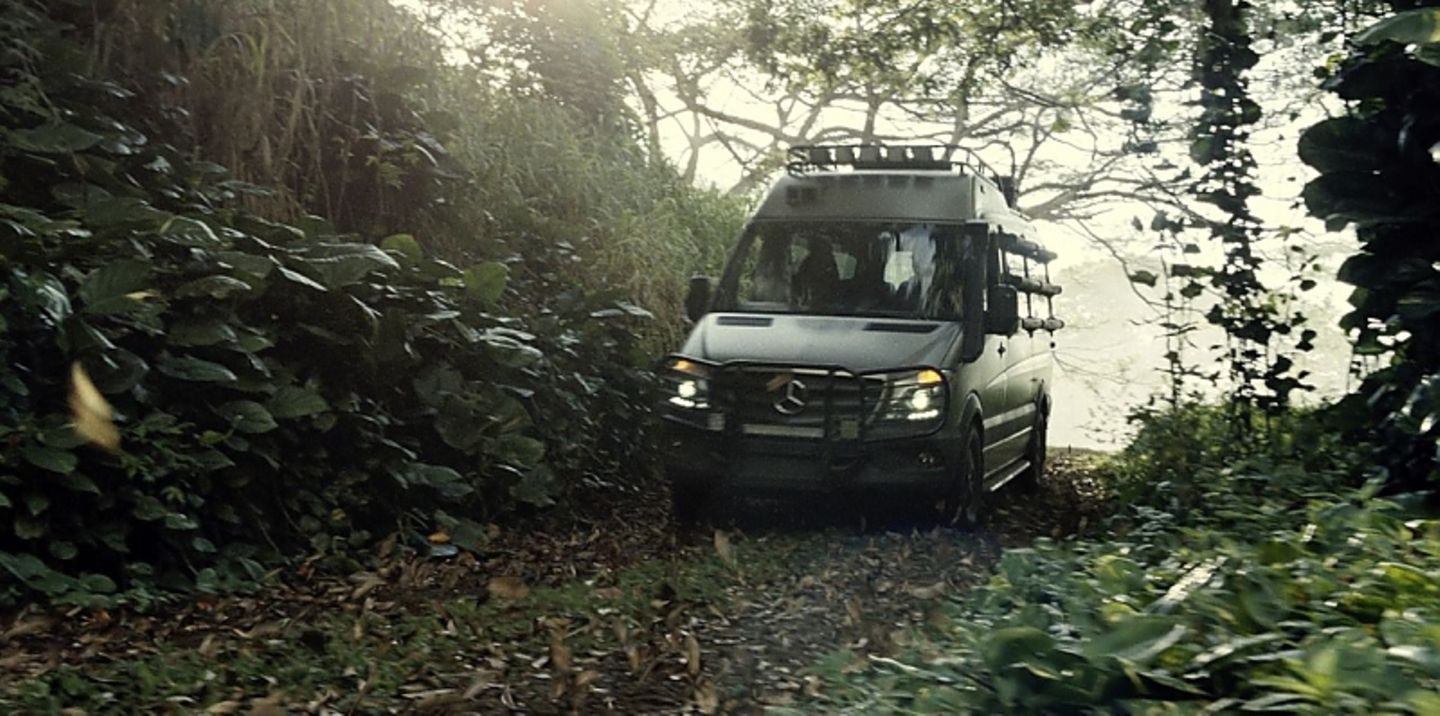 Auch Mercedes Sprinter wühlen sich durch den Schlamm