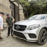 Produzent Frank Marshall (links) und Regisseur Colin Trevorrow (rechts) bereiten das neue Mercedes-Benz GLE Coupé für den Dreh a
