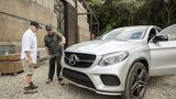 Produzent Frank Marshall (links) und Regisseur Colin Trevorrow (rechts) bereiten das neue Mercedes-Benz GLE Coupé für den Dreh a