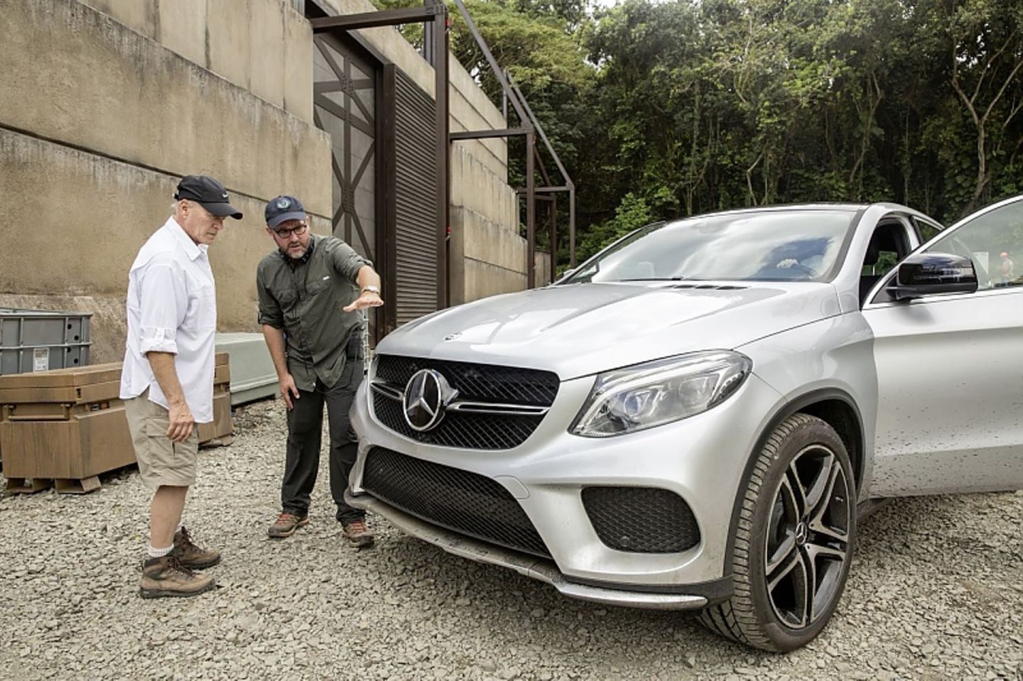 Produzent Frank Marshall (links) und Regisseur Colin Trevorrow (rechts) bereiten das neue Mercedes-Benz GLE Coupé für den Dreh am Set von Jurassic World vor. Produzent Frank Marshall (links) und Regisseur Colin Trevorrow (rechts) bereiten das neue Mercedes-Benz GLE Coupé für den Dreh a