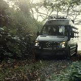 Der Mercedes Sprinter kämpft sich durch den Dschungel