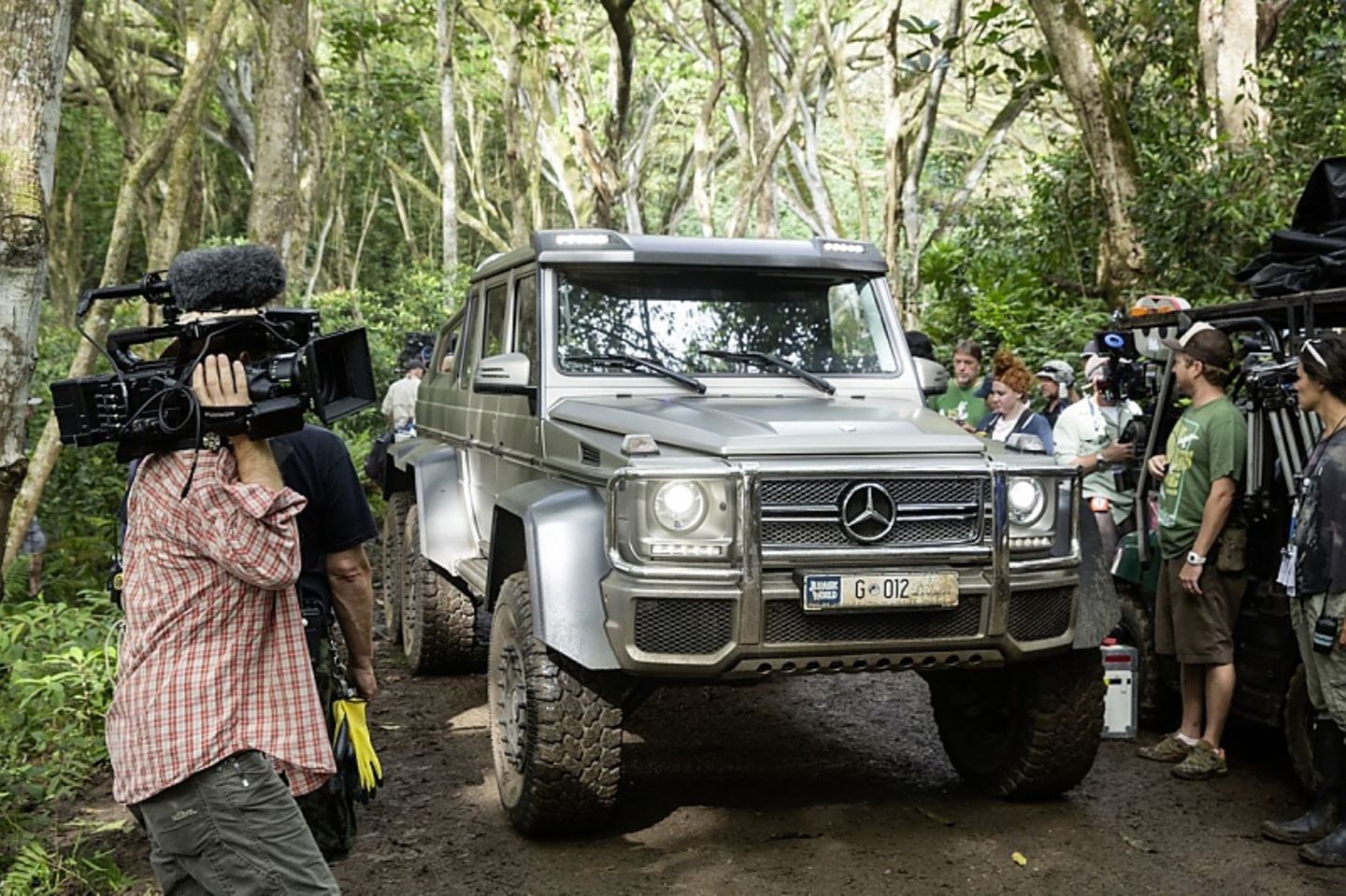 Der Mercedes-Benz G 63 AMG 6x6 kämpft sich durch das Gehölz