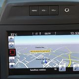 Unüblich: Die Laut- Leiseschalter des Radios sind im Citroen Berlingo ober dem Navi zu finden