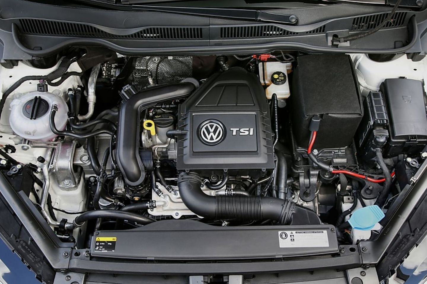 Der 1,0 Liter große Dreizylinder-Benzinmotor des VW Golf TSI BlueMotion.