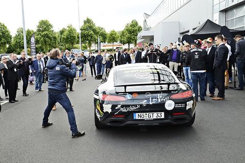 Bei Brabus machte rund ein Dutzend einen kurzen Zwischenstopp.