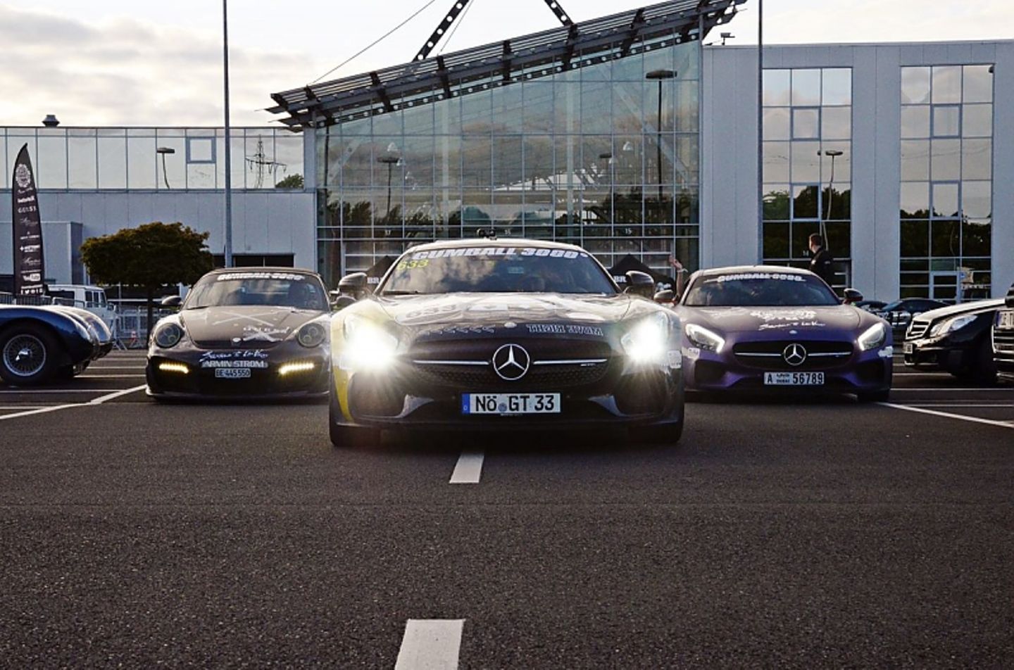 Vor dem Brabus-Haupthaus formierten sich die Teilnehmer.
