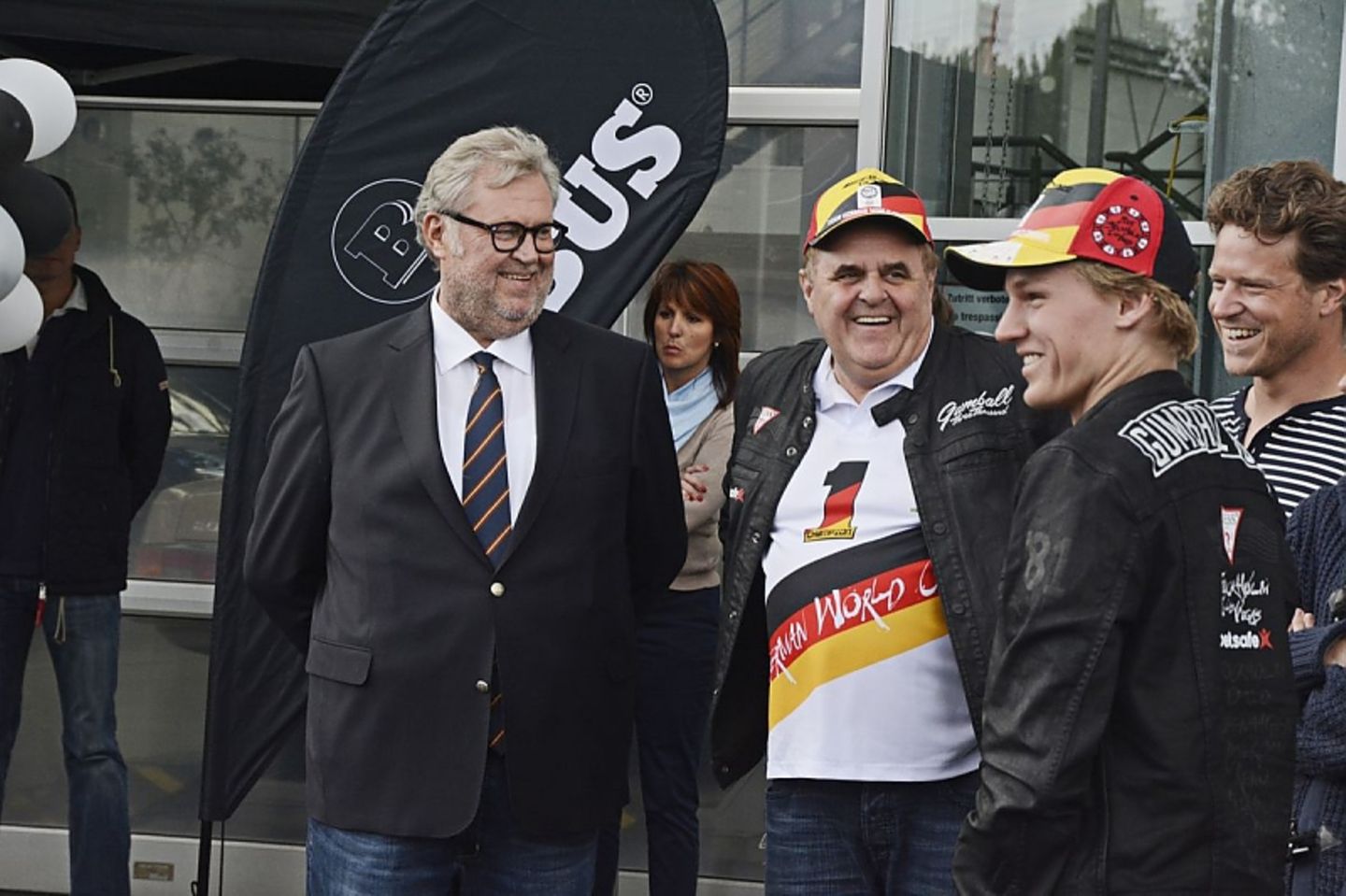 Bodo Buschmann mit Gumball-Fahrer Ron Bussink.