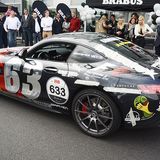 Die Teilnehmerfahrzeuge sind von vorn bis hinten beklebt.