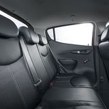 Hinten finden bei Bedarf fünf drei Personen Platz.