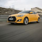 Der Hyundai Veloster Turbo ist straff gefedert