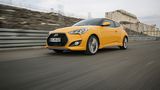Der Hyundai Veloster Turbo ist straff gefedert