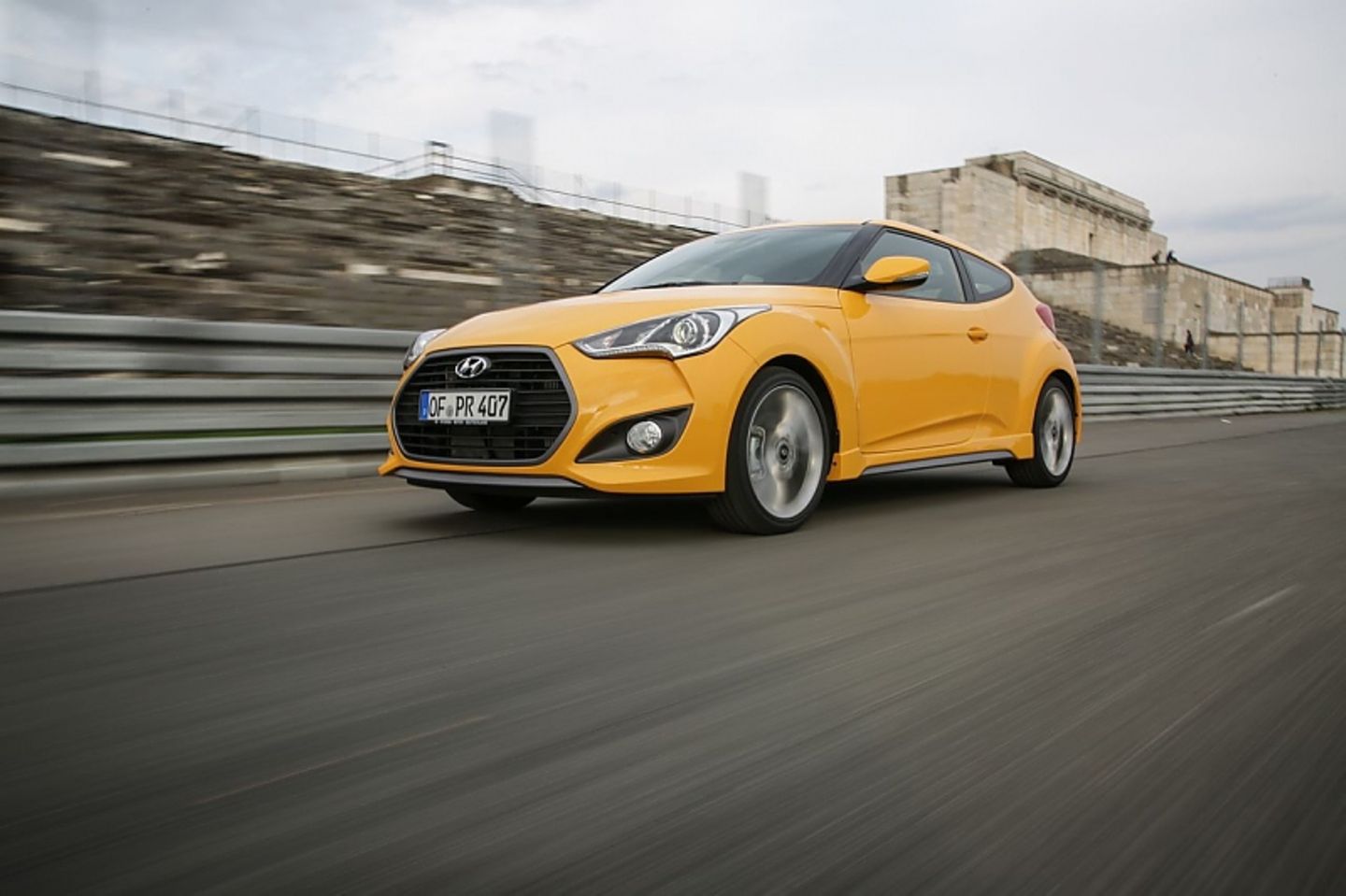 Der Hyundai Veloster Turbo ist straff gefedert