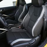 Die Sportsitze sind bequem und bieten Seitenhalt