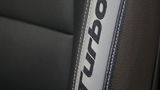 Die Sitzwangen ziert der Turbo-Schriftzug