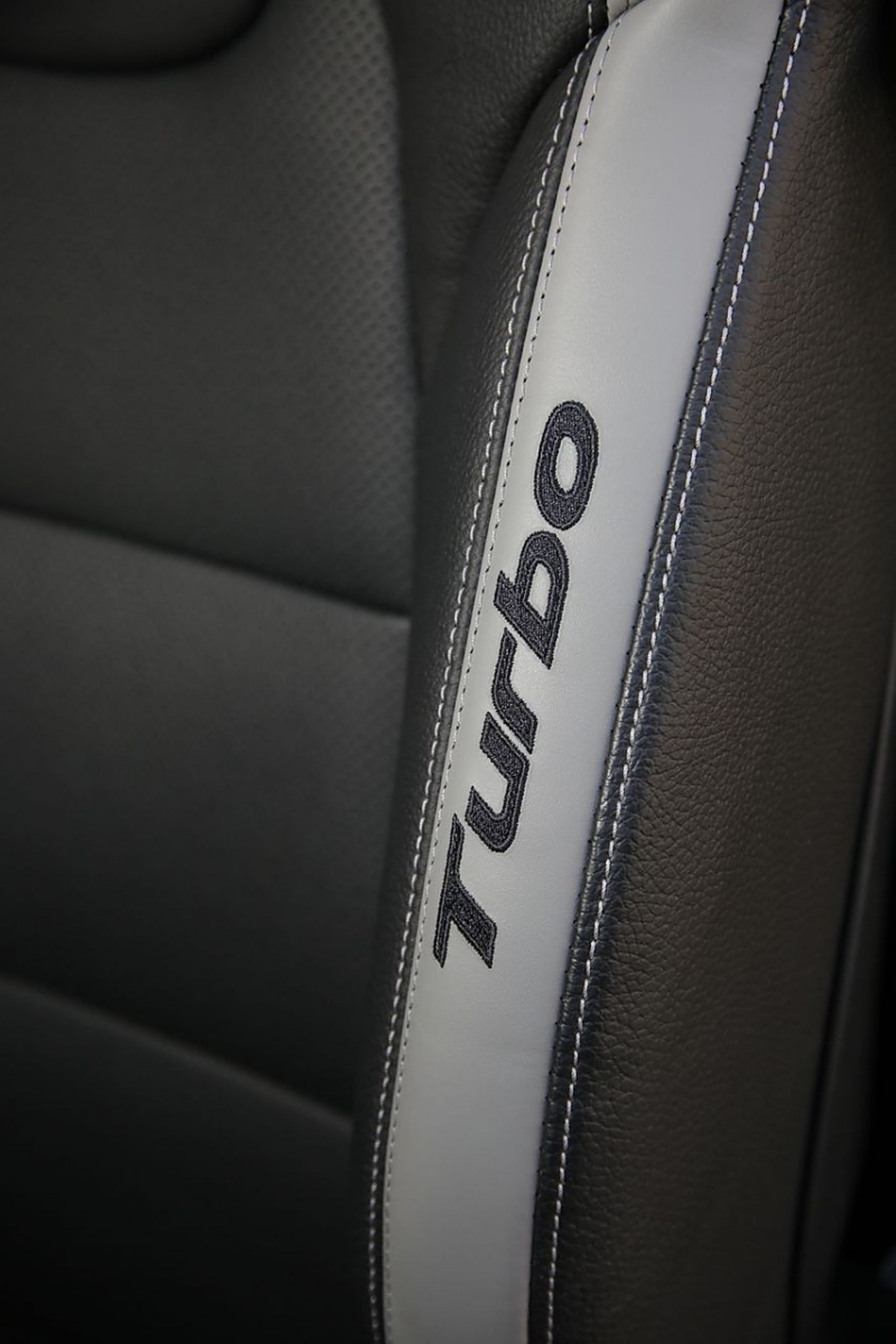 Die Sitzwangen ziert der Turbo-Schriftzug