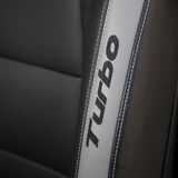 Die Sitzwangen ziert der Turbo-Schriftzug