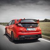 Der Heckflügel ist auffällig geformt