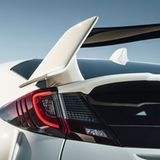 Der Heckflügel fällt nach hinten ab