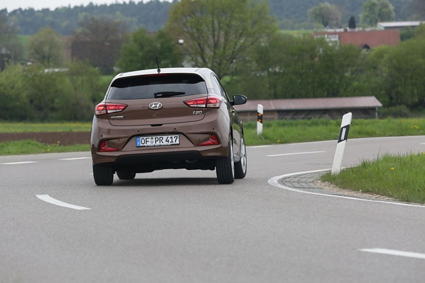In Kurven bleibt das Hyundai i20 Coupé lange neutral