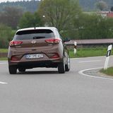 In Kurven bleibt das Hyundai i20 Coupé lange neutral