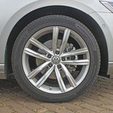 Die 18 Zoll-Felgen im schicken Doppelspeichen-Design kosten 1.190 Euro extra.