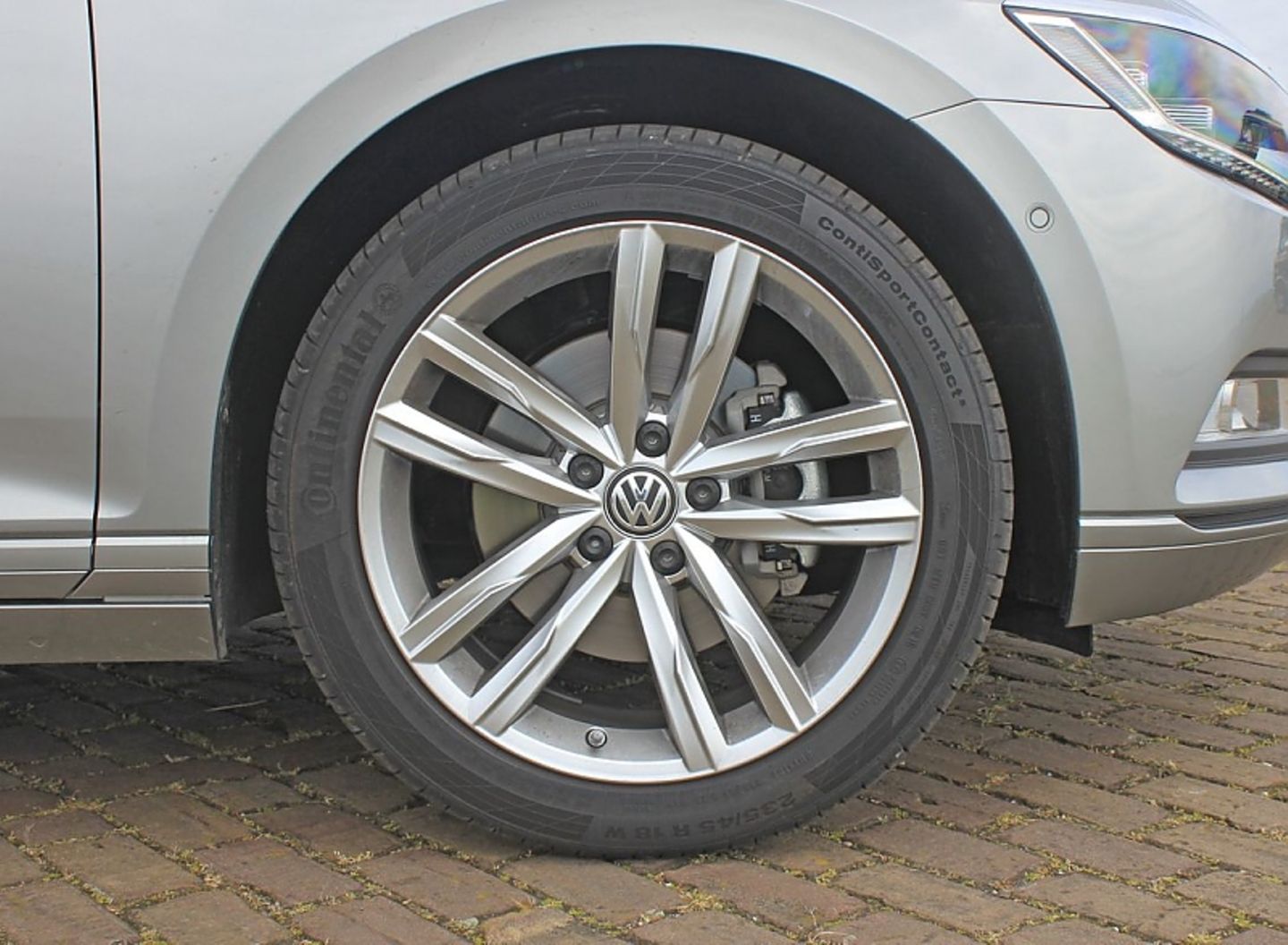 Die 18 Zoll-Felgen im schicken Doppelspeichen-Design kosten 1.190 Euro extra.