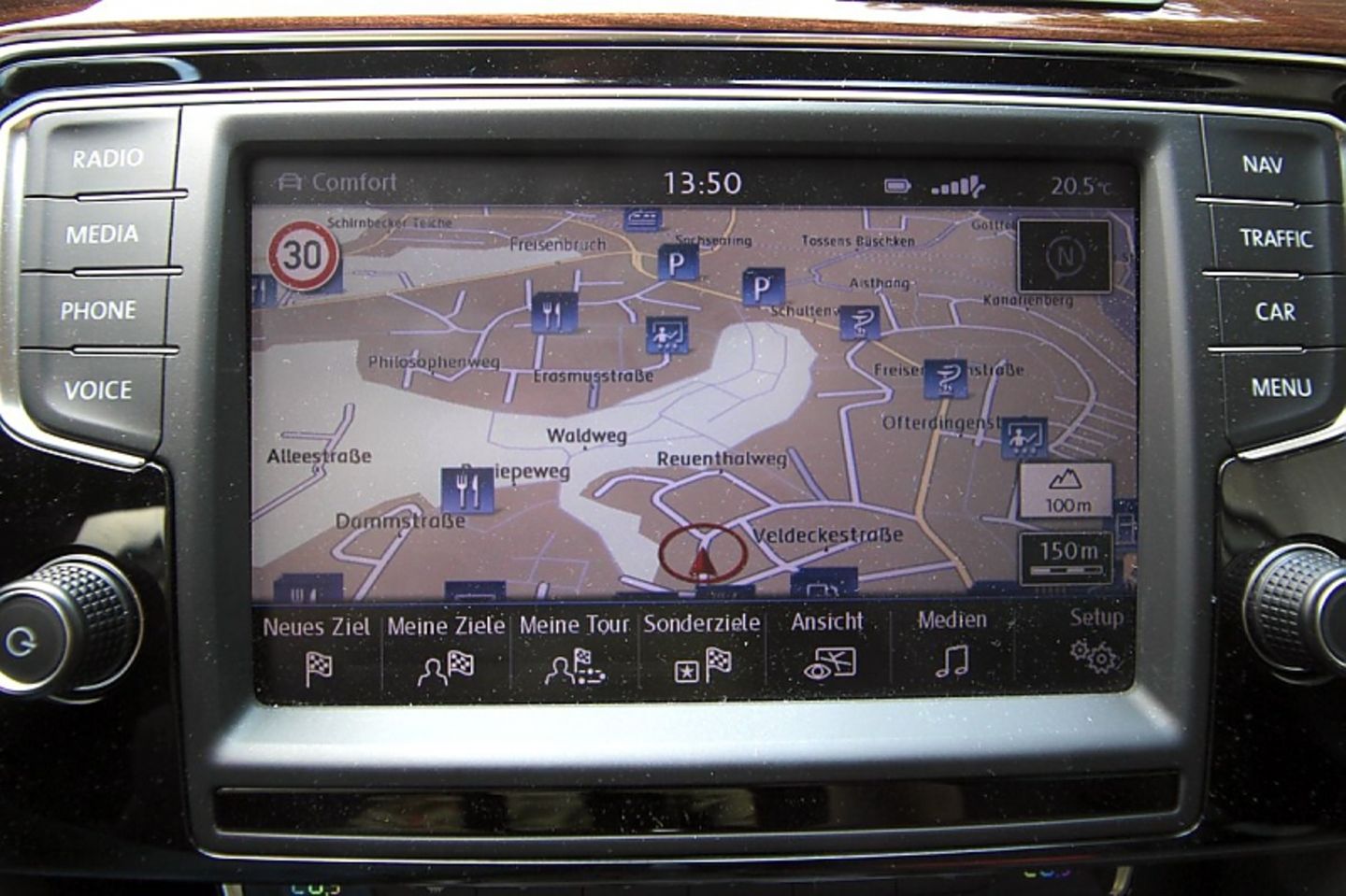 Das große Touchscreen-Display des neue VW Passat Variant.
