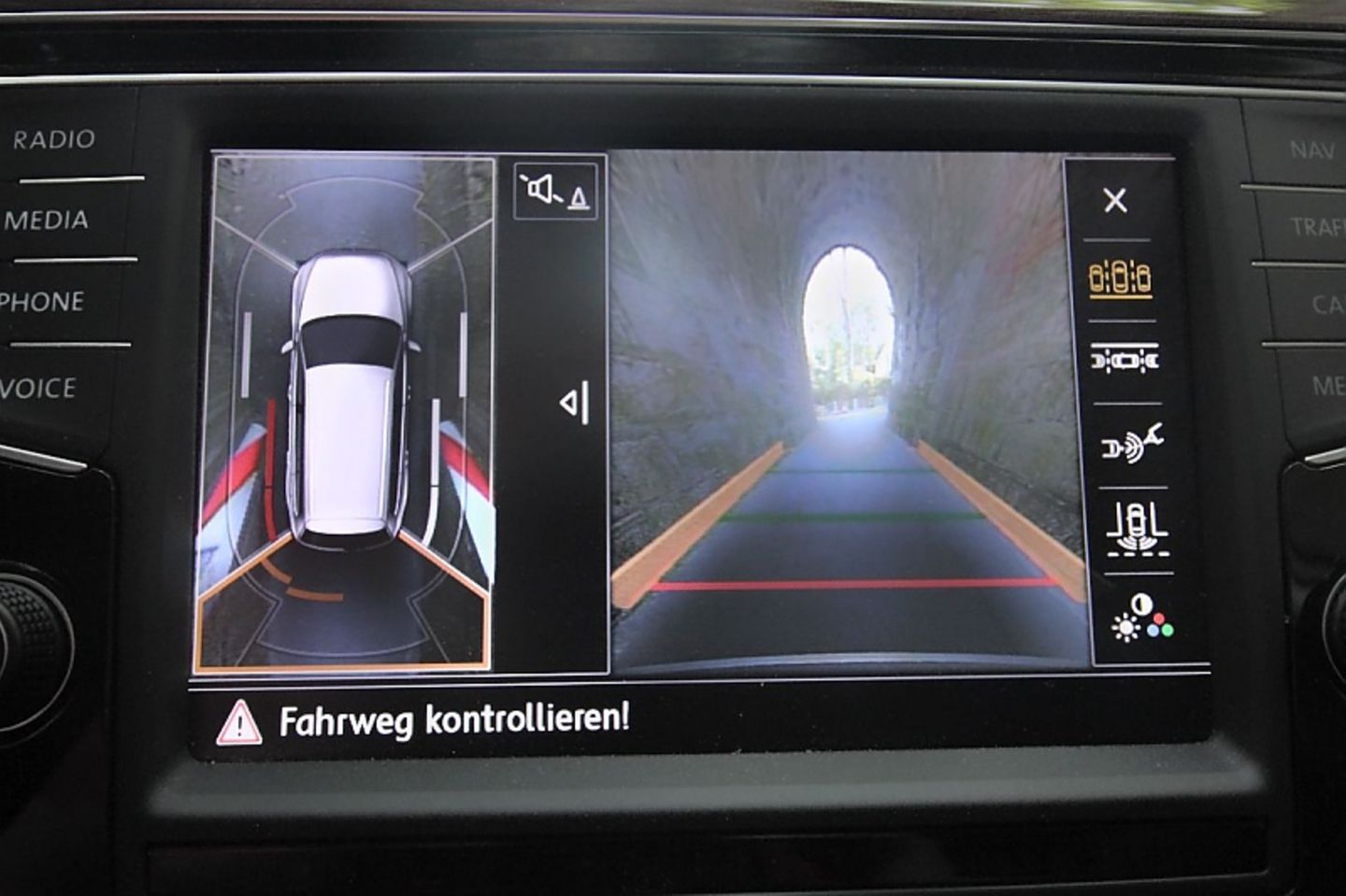 Dank Rückfahrkamera alles im Blick.