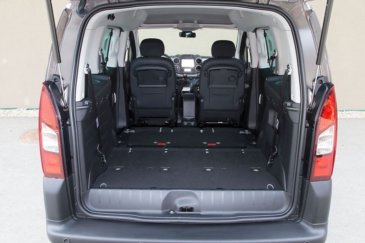 Bis zu 3.000 Liter passen hinein, wenn nur zu zweit gefahren wird.