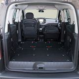 Zur Not lässt sich noch der Beifahrersitz umlegen.