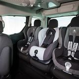 Drei Kindersitze passen in die zweite Reihe des Peugeot Partner Tepee.