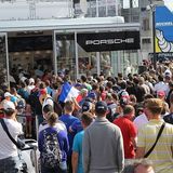 Rund um das Rennen herrscht unglaubliches Gedränge